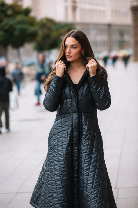 "Winter Woman's Maxi Hooded Puffer Coat in Black - Casual Quilted Jacket with Lapel Collar for Wa...